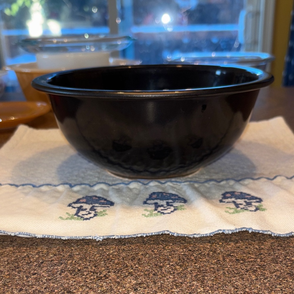 Pyrex highly collectible Black Nesting bowl